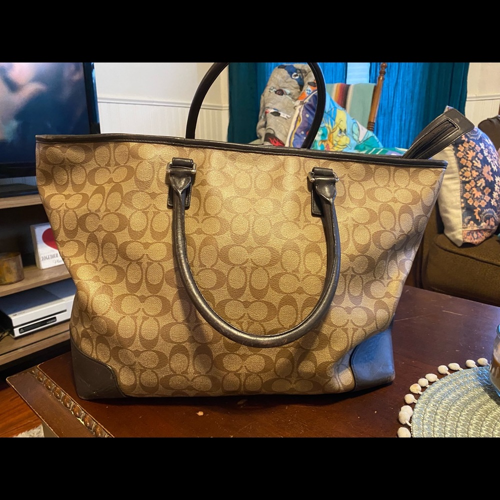 Authentic Coach Tote (large) needs to be cleaned, otherwise in amazing condition